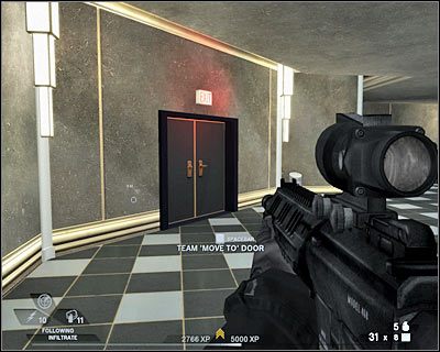 Nie radzę przeprowadzać szturmu, gdyż grozi to zmasowanym ostrzałem z kilku stron - Główna scena (cz.5) | Akt 5 - Teatr | Rainbow Six Vegas 2 - Tom Clancys Rainbow Six Vegas 2 - poradnik do gry