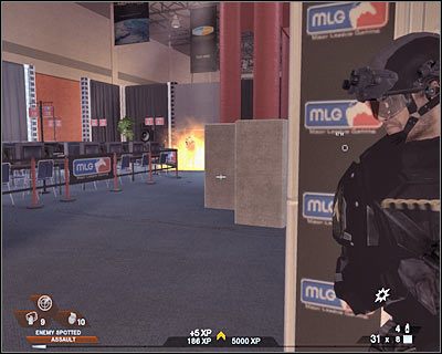 Skieruj się teraz z całą drużyną w lewo i przesuwaj w stronę ostatniego dużego pomieszczenia - Hala wystawowa (cz.6) | Akt 4 - Centrum konferencyjne | Rainbow Six Vegas 2 - Tom Clancys Rainbow Six Vegas 2 - poradnik do gry