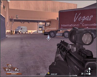 Aby zaliczyć pierwsze zadanie tej misji, wydaj swoim ludziom polecenie przeszukania pokazanej na screenie furgonetki - Hala wystawowa (cz.1) | Akt 4 - Centrum konferencyjne | Rainbow Six Vegas 2 - Tom Clancys Rainbow Six Vegas 2 - poradnik do gry