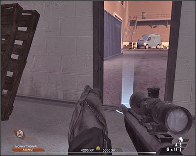 Teraz rozkaż swoim ludziom, żeby przesunęli się w stronę przedstawionej na screenie ciężarówki - Hala wystawowa (cz.1) | Akt 4 - Centrum konferencyjne | Rainbow Six Vegas 2 - Tom Clancys Rainbow Six Vegas 2 - poradnik do gry