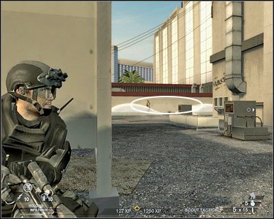 Teraz skieruj się do miejsca, gdzie znajduje się ciało zabitego wartownika - Dachy budynków (cz.1) | Akt 2 - Stara część Vegas | Rainbow Six Vegas 2 - Tom Clancys Rainbow Six Vegas 2 - poradnik do gry