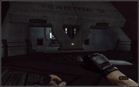 Uzbrój się w minigun - skorzystaj z jego drugiej funkcji - rozkładanego działka - i rozstaw kilka na podwieszanych chodnikach - ułatwi ci to znacznie zadanie - [Rozdział] Into the Breach | Turok - Turok - poradnik do gry