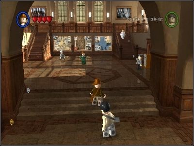 Hala główna - to właśnie tu rozwieszone są trzy wielkie mapy - Uniwersytet - LEGO Indiana Jones: The Original Adventures - poradnik do gry