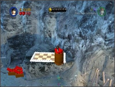Wskocz Marion na półkę w wyznaczonym miejscu i zepchnij beczkę TNT - Chapter 2 - Into the Mountains (cz.2) - Poszukiwacze Zaginionej Arki - LEGO Indiana Jones: The Original Adventures - poradnik do gry