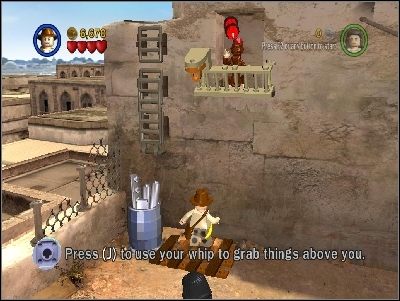 Użyj bicza pod małpą, co zniszczy barierkę wokół zwierzaka - Chapter 3 - City of Danger (cz.2) - Poszukiwacze Zaginionej Arki - LEGO Indiana Jones: The Original Adventures - poradnik do gry