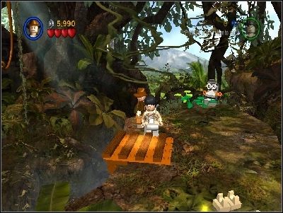 Przeskocz przez większą przepaść, używając wiszącej liany - Chapter 1 - The Lost Temple (cz.1) - Poszukiwacze Zaginionej Arki - LEGO Indiana Jones: The Original Adventures - poradnik do gry