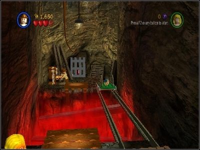 Jako Indi, używając bicza, przeskocz w głąb przez lawę - Chapter 4 - Free the Slaves (cz.1) - Świątynia Zagłady - LEGO Indiana Jones: The Original Adventures - poradnik do gry