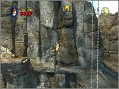 Zmień postać na Indiego, przeskocz w prawo, używając bata i wespnij się kawałek, używając liany - Chapter 6 - Battle on the Bridge (cz.1) - Świątynia Zagłady - LEGO Indiana Jones: The Original Adventures - poradnik do gry