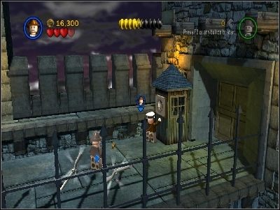Idź na drugą stronę, pokonaj kolejnych przeciwników i zastukaj do drugiego posterunku - Chapter 2 - Castle Rescue (cz.2) - Ostatnia Krucjata - LEGO Indiana Jones: The Original Adventures - poradnik do gry