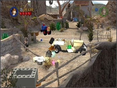 Idź cały czas w prawą stronę, aż dojdziesz do miejsca z kilkoma traktorami i samochodem - Chapter 4 - Trouble in the Sky (cz.1) - Ostatnia Krucjata - LEGO Indiana Jones: The Original Adventures - poradnik do gry