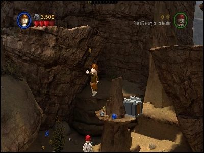 Aby zdobyć drugą, idź do końca w prawo, wejdź na konia i wyskocz z niego na wysoką półkę skalną (klawisz U) - Chapter 5 - Desert Ambush - Ostatnia Krucjata - LEGO Indiana Jones: The Original Adventures - poradnik do gry