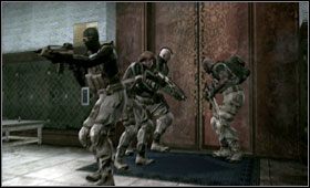 Na samym dole ścianę rozbije buldożer i do pomieszczenia wleje się kolejna fala przeciwników - Middle East - Advent Palace | Akt pierwszy Metal Gear Solid 4 - Metal Gear Solid 4: Guns of the Patriots - poradnik do gry