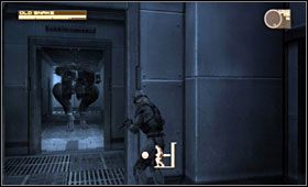 Dzięki przedostaniu się na drugą stronę biura, możesz bezpiecznie podejść do windy - Alaska - Nuclear Warhead Storage Building | Akt czwarty Metal Gear Solid 4 - Metal Gear Solid 4: Guns of the Patriots - poradnik do gry