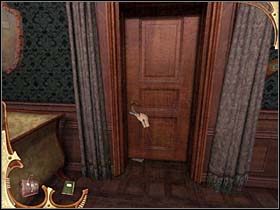 Teraz detektyw maszeruje pod ukryte wcześnie za kotarą drzwi i wsuwa pod nie kartkę papieru (fałszywy spis) - [Opis przejścia] Część druga (3) | Sherlock Holmes Tajemnica Mumii - Sherlock Holmes: Tajemnica Mumii - poradnik do gry