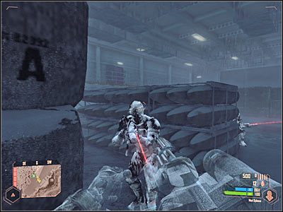 W szczególności uważaj na przeciwnika kryjącego się na górnym balkoniku - Znalezienie drogi przez lotniskowiec | Misja 4 | Crysis Warhead - Crysis: Warhead - poradnik do gry