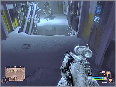 Po wylądowaniu na dole powinieneś znaleźć się za plecami pierwszego przeciwnika (screen) - Znalezienie drogi przez lotniskowiec | Misja 4 | Crysis Warhead - Crysis: Warhead - poradnik do gry