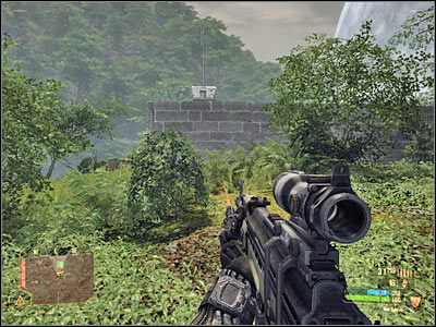 Uważaj na dalszą część obozu, gdyż obok zaparkowanego łazika mogą kryć się kolejni przeciwnicy (screen) - Unieruchomienie pociągu | Misja 6 | Crysis Warhead - Crysis: Warhead - poradnik do gry