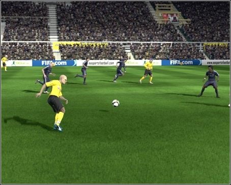 Aby poprosić partnera o podanie prostopadłe, musisz wcisnąć klawisz [podanie prostopadłe] - Szatnia i Mecz | Zostań gwiazdą w FIFA 09 - FIFA 09 - poradnik do gry