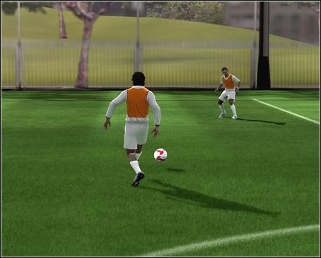 Standardowe podanie do partnera - klawisz [podanie] - Podania | Sterowanie w FIFA 09 - FIFA 09 - poradnik do gry