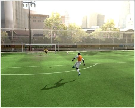 Przytrzymaj klawisz [strzał] , aby wykonać mocną, aczkolwiek mało precyzyjną próbę zdobycia gola - Strzały | Sterowanie w FIFA 09 - FIFA 09 - poradnik do gry