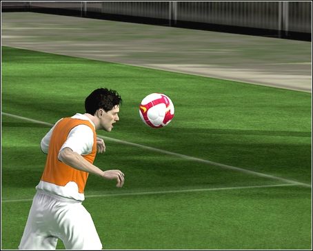 Aby strzelić głową, musisz wykonać dośrodkowanie, a następnie (gdy piłka jest w powietrzu) wcisnąć [strzał] - Strzały | Sterowanie w FIFA 09 - FIFA 09 - poradnik do gry