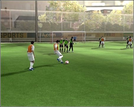 Do rozegrania rzutu wolnego możesz również wezwać partnera - klawisz [kontrola tempa] - Stałe fragmenty gry | Sterowanie w FIFA 09 - FIFA 09 - poradnik do gry