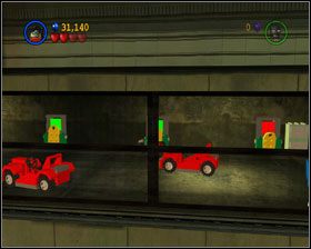 Zniszcz przedmioty na środku placu - You Can Bank on Batman (cz.2) | Heros Episode 1 | LEGO Batman The Videogame - LEGO Batman: The Videogame - poradnik do gry