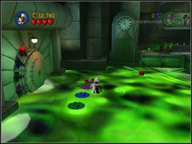 Free Play: Na dwóch screenach powyżej znajdziesz dwa Kanistry (#7, #8) - The Face-Off (cz.3) | Heros Episode 1 | LEGO Batman The Videogame - LEGO Batman: The Videogame - poradnik do gry