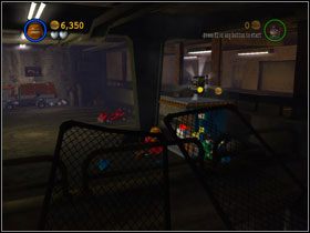 Podciągnij ciężarówkę na środek parkingu i wyskocz z niej po Kanister (#2) - The Riddler Makes a Withdrawal (cz.1) | Villiant Episode 4 - LEGO Batman: The Videogame - poradnik do gry