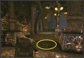 W następnej komnacie, od razu skręć w lewo, a za ostatnią kolumną znajdziesz tablice Szarańczy - Królewska inkwizycja | Rój | Gears of War 2 - Gears of War 2 - poradnik do gry