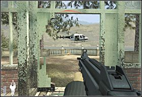 Będąc w środku, zostaniesz zaatakowany z lewej, wrogowie będą strzelać przez szyby, stojąc na niewielkim wzniesieniu pod drzewami - Poradnik do gry - Etap I - Whites Estate (cz.1) | Quantum of Solace - Quantum of Solace - poradnik do gry