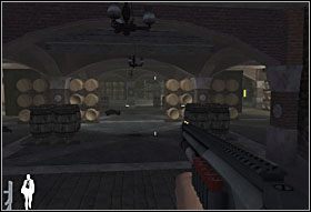 Przejdź krętym korytarzem do samego końca, dotrzesz w ten sposób do piwniczki z piwem (po drodze możesz skręcić w lewo do małego pomieszczenia, gdzie w futerale znajdziesz strzelbę) - Etap I - Whites Estate (cz.2) | Quantum of Solace - Quantum of Solace - poradnik do gry