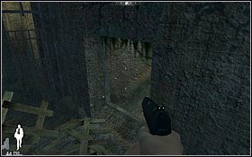 Idąc nieco dalej będziesz zmuszony zeskoczyć na niższy poziom, a nieco później przejść wąskim przejściem, kucając - Etap II - Siena (cz.1) | Quantum of Solace - Quantum of Solace - poradnik do gry