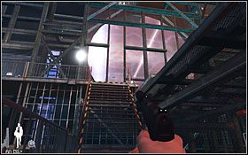 Dalsza droga prowadzi przez mały plac z maszynami i różnym towarem porozstawianym na nim oraz przechadzającym się nieopodal samotnym przeciwnikiem - Etap III - Opera House (cz.2) | Quantum of Solace - Quantum of Solace - poradnik do gry