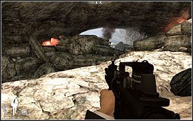 Po wyjściu na bardziej otwartą przestrzeń, skieruj się na dół, wzdłuż skalnej półki do kolejnej jaskini - Etap IV - Sink Hole | Quantum of Solace - Quantum of Solace - poradnik do gry