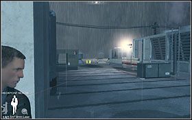 Gdy dotrzesz do miejsca pokazanego na zdjęciu, w oddali, tam gdzie świeci się żółta, wybuchowa skrzynia, pojawią się trzej wrogowie - Etap VII - Science Center Exterior (cz.2) | Quantum of Solace - Quantum of Solace - poradnik do gry