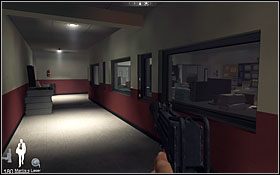 Po dotarciu do kolejnego korytarza z oknami do biur czeka Cię kolejna sekwencja ze skradaniem - Etap VIII - Science Center Interior (cz.2) | Quantum of Solace - Quantum of Solace - poradnik do gry