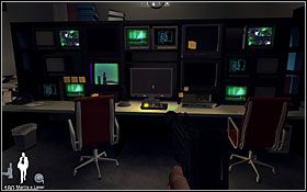 Kolejnym krokiem jest uruchomienie windy, wciskając migoczący guzik na biurku z wieloma monitorami - Etap VIII - Science Center Interior (cz.2) | Quantum of Solace - Quantum of Solace - poradnik do gry