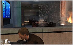 Pamiętaj o wycofywaniu się, szczególnie kiedy dotrzesz nieco w głąb wielkiego holu (po zapaleniu się jego części) - Etap VIII - Science Center Interior (cz.2) | Quantum of Solace - Quantum of Solace - poradnik do gry