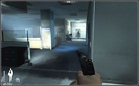 Z drugim (za rogiem, w prawo) nie będzie tak łatwo, gdyż osłaniany jest przez kamery - Etap IX - Miami Airport (cz.1) | Quantum of Solace - Quantum of Solace - poradnik do gry