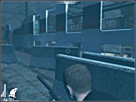 Drugie starcie będzie nieco trudniejsze, ale na Twoją korzyść wpłynie kilka elementów: wybuchowe pojemniki i oślepiające gaśnice koło napastników oraz kilka betonowych bloków, za którymi możesz się ukrywać - przeskakuj pomiędzy nimi, by znaleźć się na lepszej pozycji - Etap X - Montenegro Train (cz.1) | Quantum of Solace - Quantum of Solace - poradnik do gry