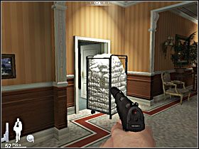 Dalsza droga prowadzi przez pomieszczenie, którego drzwi zablokowane są przez wózek z pościelą - popchnij go i wejdź do środka - Etap XI - Casino Royale (cz.1) | Quantum of Solace - Quantum of Solace - poradnik do gry