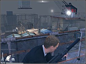 Po pokonaniu pierwszej fali przejdź kładką do jej końca, a odblokujesz kolejną, nieznacznie mniejszą - Etap XIII - Barge (cz.2) | Quantum of Solace - Quantum of Solace - poradnik do gry