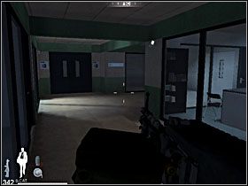 W ten sposób trafisz na korytarz z wieloma pozamykanymi biurami - Etap XV - Eco Hotel (cz.2) | Quantum of Solace - Quantum of Solace - poradnik do gry