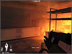 Aby móc pokonać odcinki w ogniu, strzelaj w gaśnice pozawieszane na ścianach - Etap XV - Eco Hotel (cz.2) | Quantum of Solace - Quantum of Solace - poradnik do gry