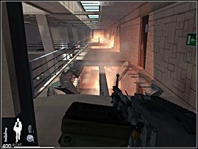 Pokonując eksplodującą klatkę schodową, będziesz zmuszony utrzymywać równowagę - Etap XV - Eco Hotel (cz.3) | Quantum of Solace - Quantum of Solace - poradnik do gry