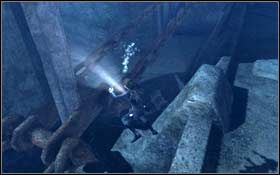 Podpłyń do posągów i zauważ, że ostrza ich mieczy blokują znajdujący się w dole wielki łańcuch - Arctic Sea - Helheim (cz.1) | Solucja Tomb Raider Underworld - Tomb Raider: Underworld - poradnik do gry