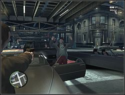 Dysponując bronią palną można wycelować nią w kierowcę i zmusić go do opuszczenia pojazdu - Samochody | Podstawy | Grand Theft Auto IV - Grand Theft Auto IV - poradnik do gry