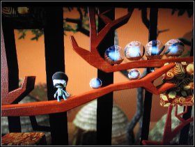 Po zebraniu bonusów wracamy i idziemy w prawo, aż dotrzemy do małp skaczących nad płomieniami - 1. Swinging Safari | The Savannah | LittleBigPlanet - LittleBigPlanet - poradnik do gry