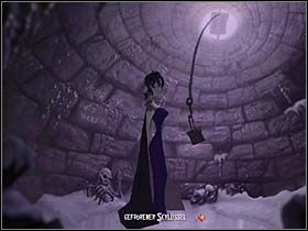 Rozglądając się za wyrzuconym przez okno kluczem, Mona jako nietoperz wlatuje do stojącej po lewej studni - Dom Giny Martinelli, studnia, obozowisko Cyganki - Miasteczko Vlad's Landing - A Vampyre Story - poradnik do gry